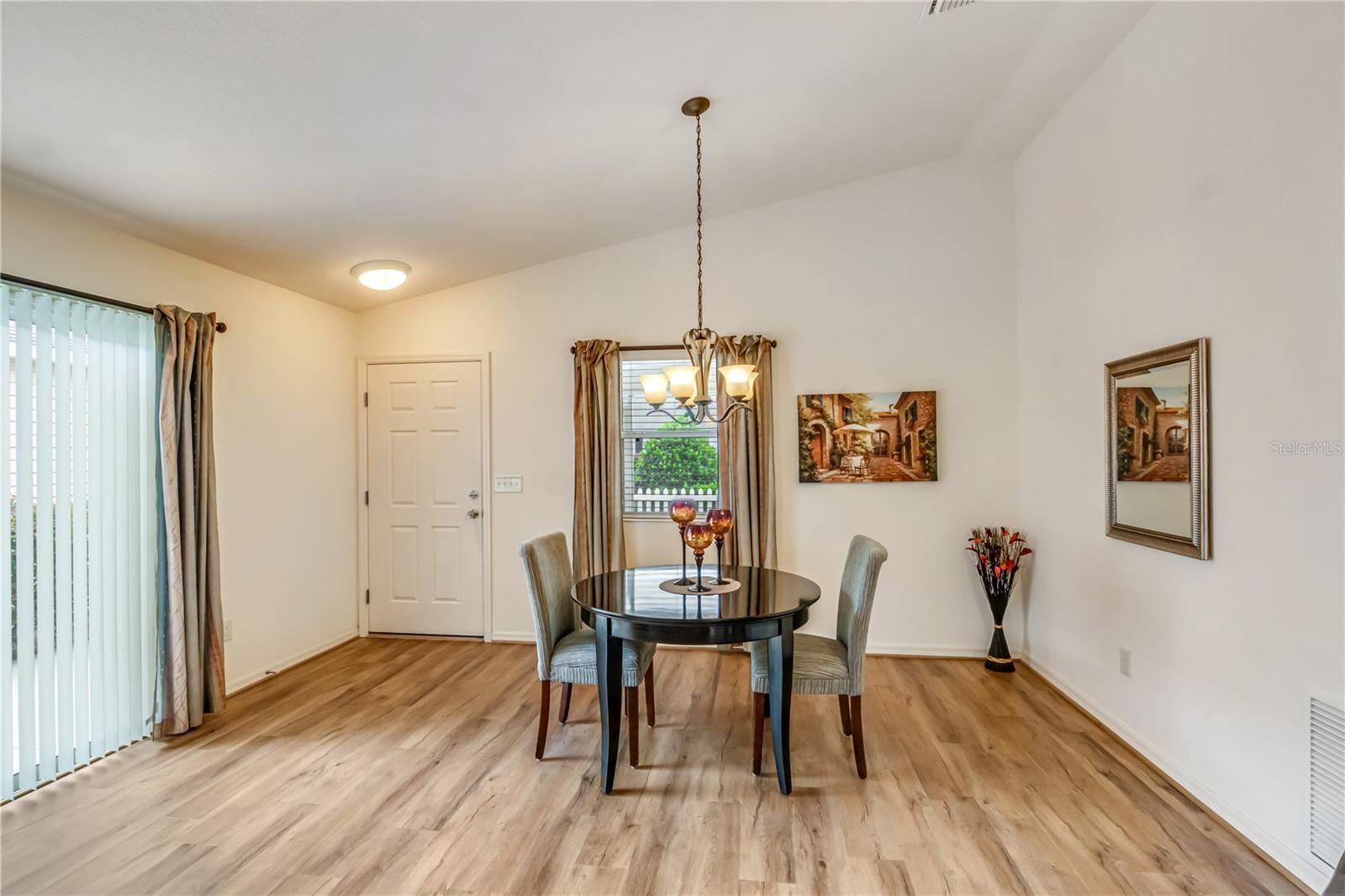 1806 Queensbury Ter Property Photo 6