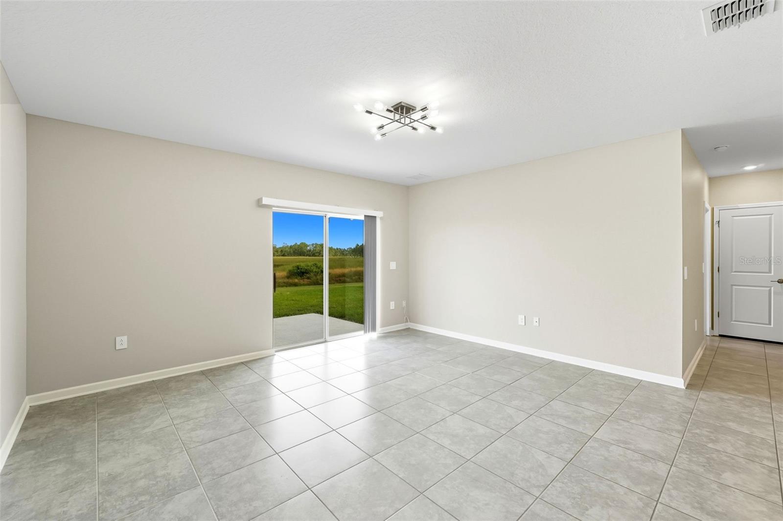 724 Daring Dr Property Photo 4