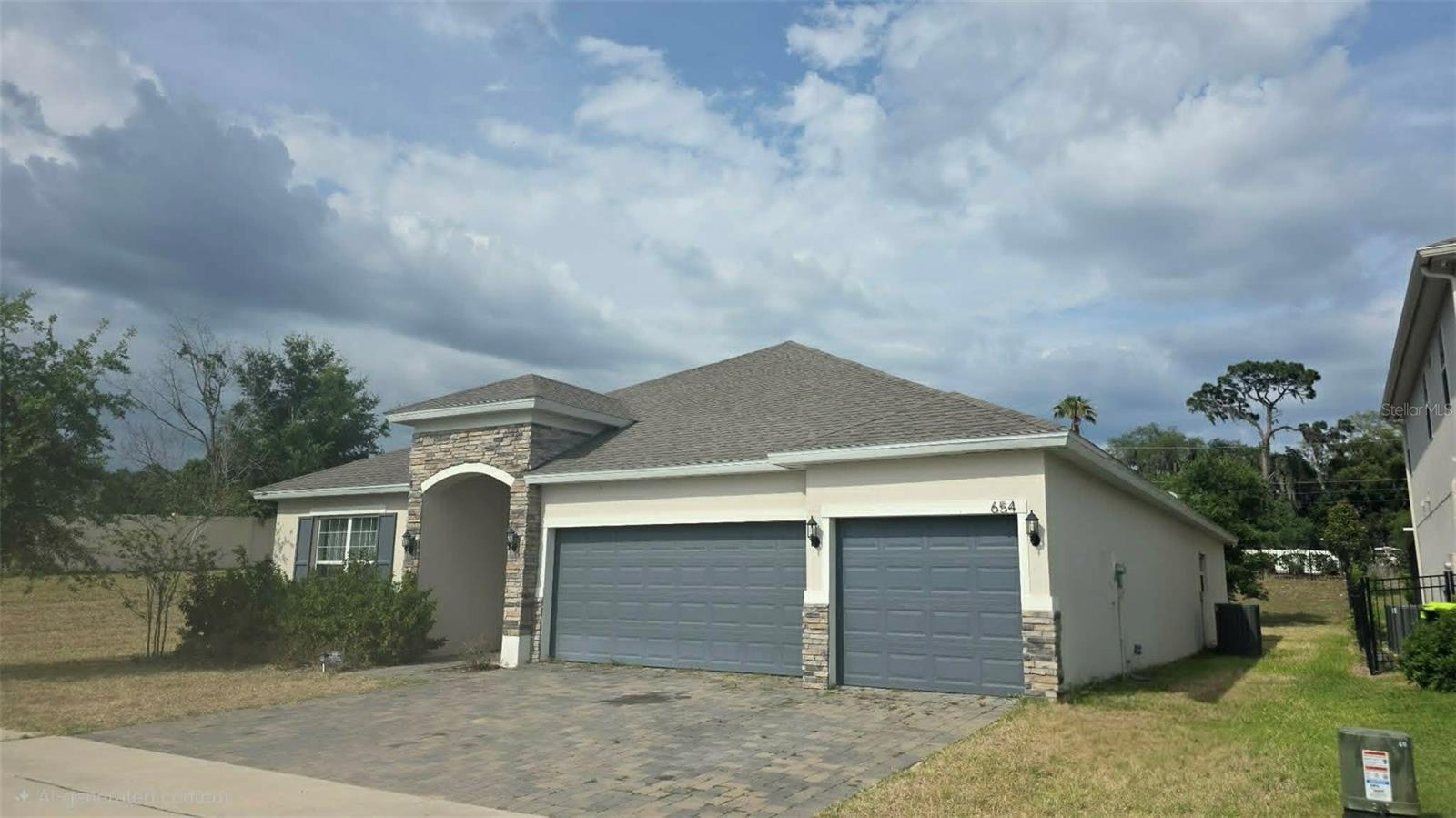 654 Avila Pl Property Photo 3