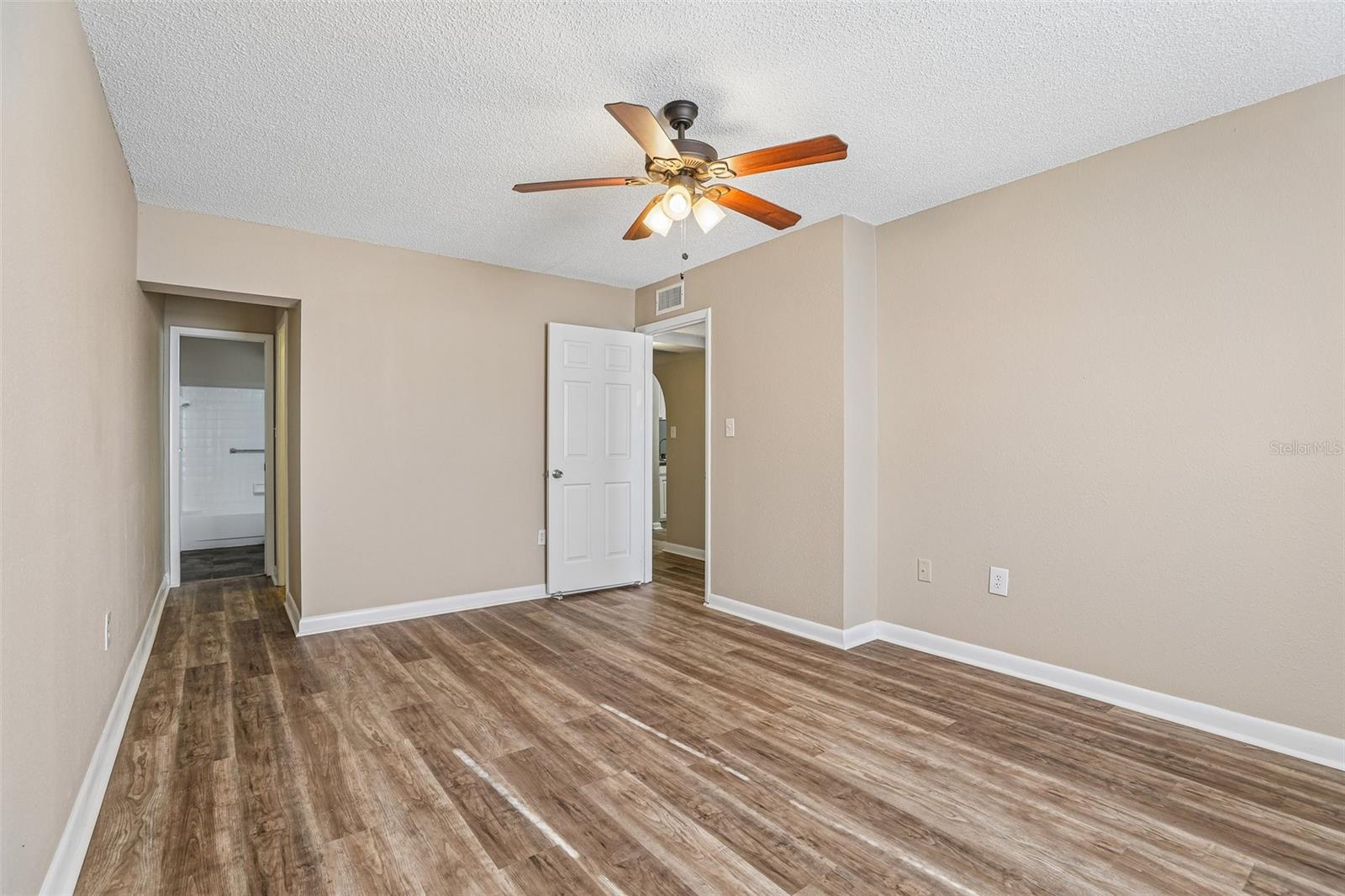 100 E Oak Terrace Dr #d2 Property Photo 17