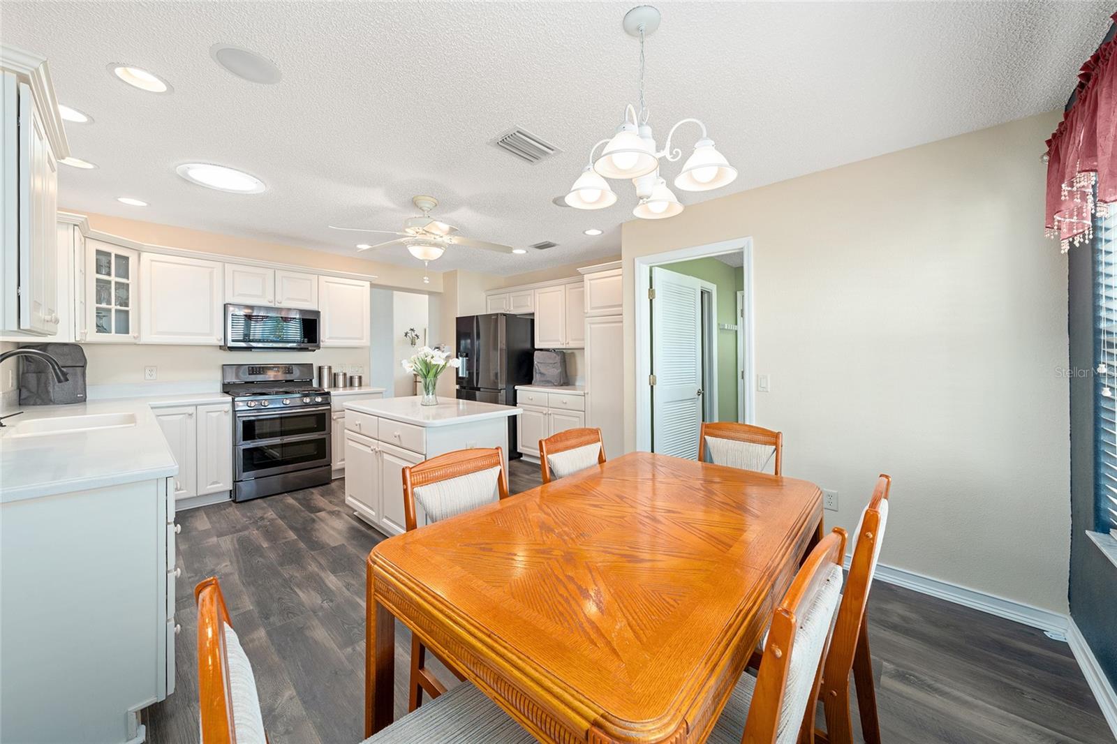 1529 Straton Way Property Photo 4