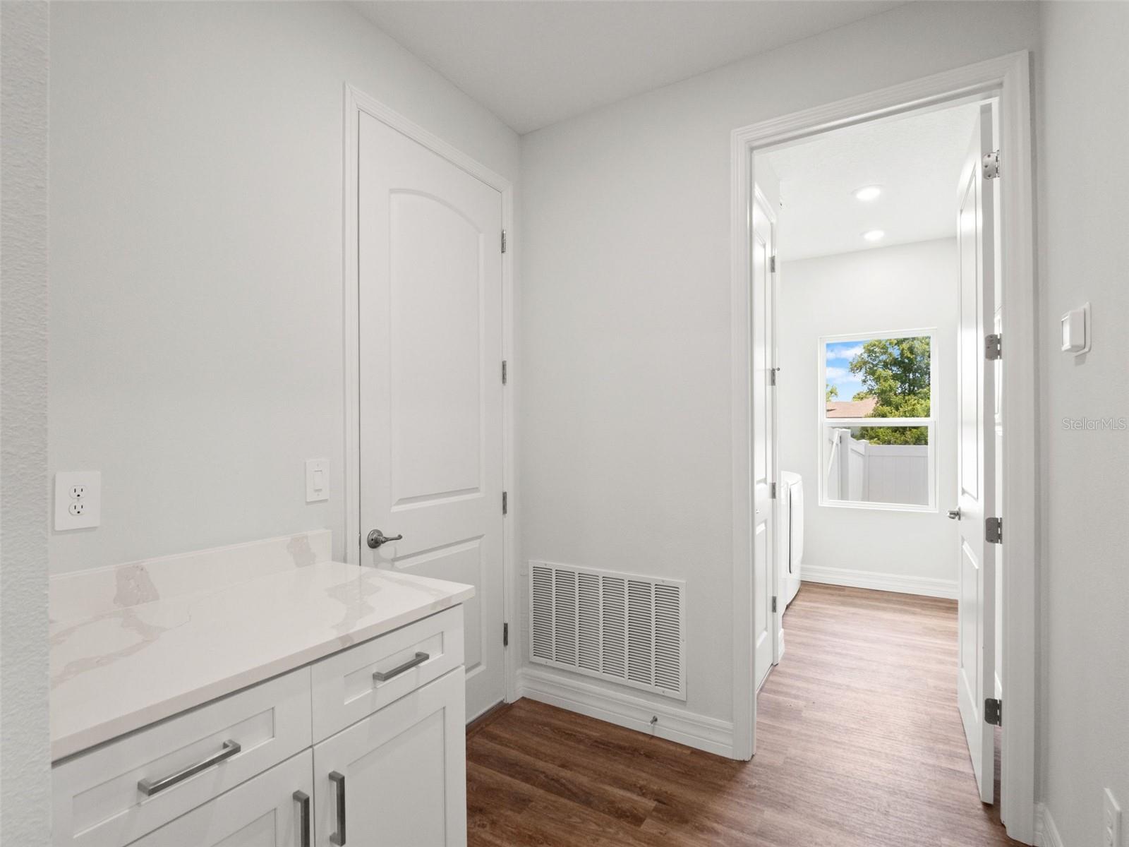 1406 Valerius St Se Property Photo 35