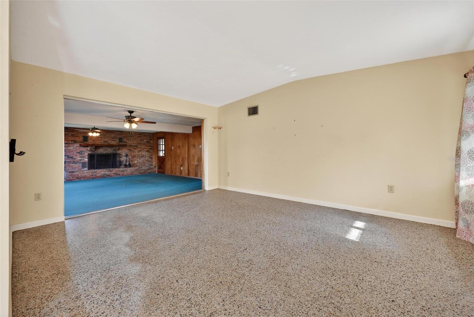 710 Twin Oaks Ln Property Photo 4