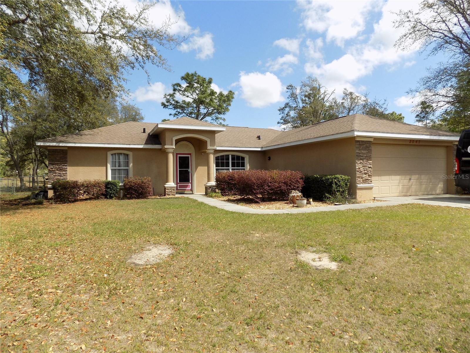 2047 W Paragon Ln Property Photo 1