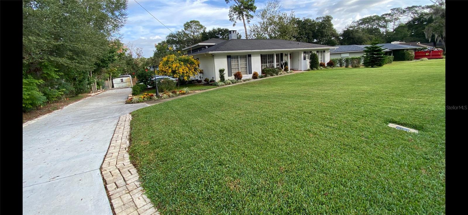 305 White Oak Dr Property Photo 1
