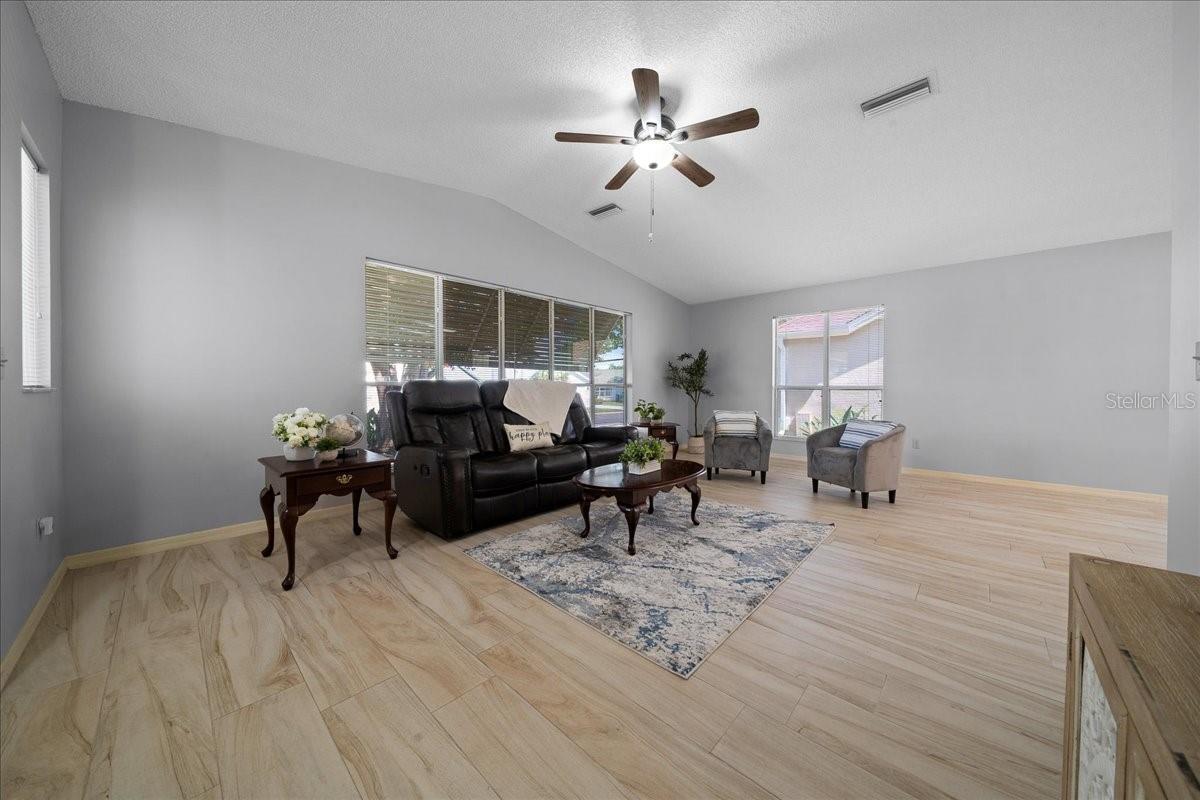 1133 Del Toro Dr Property Photo 4