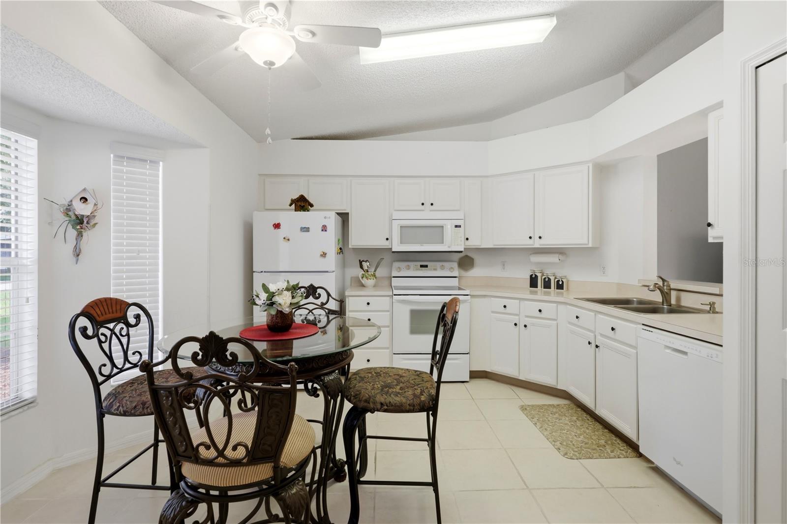 25110 Bellevue Property Photo 5