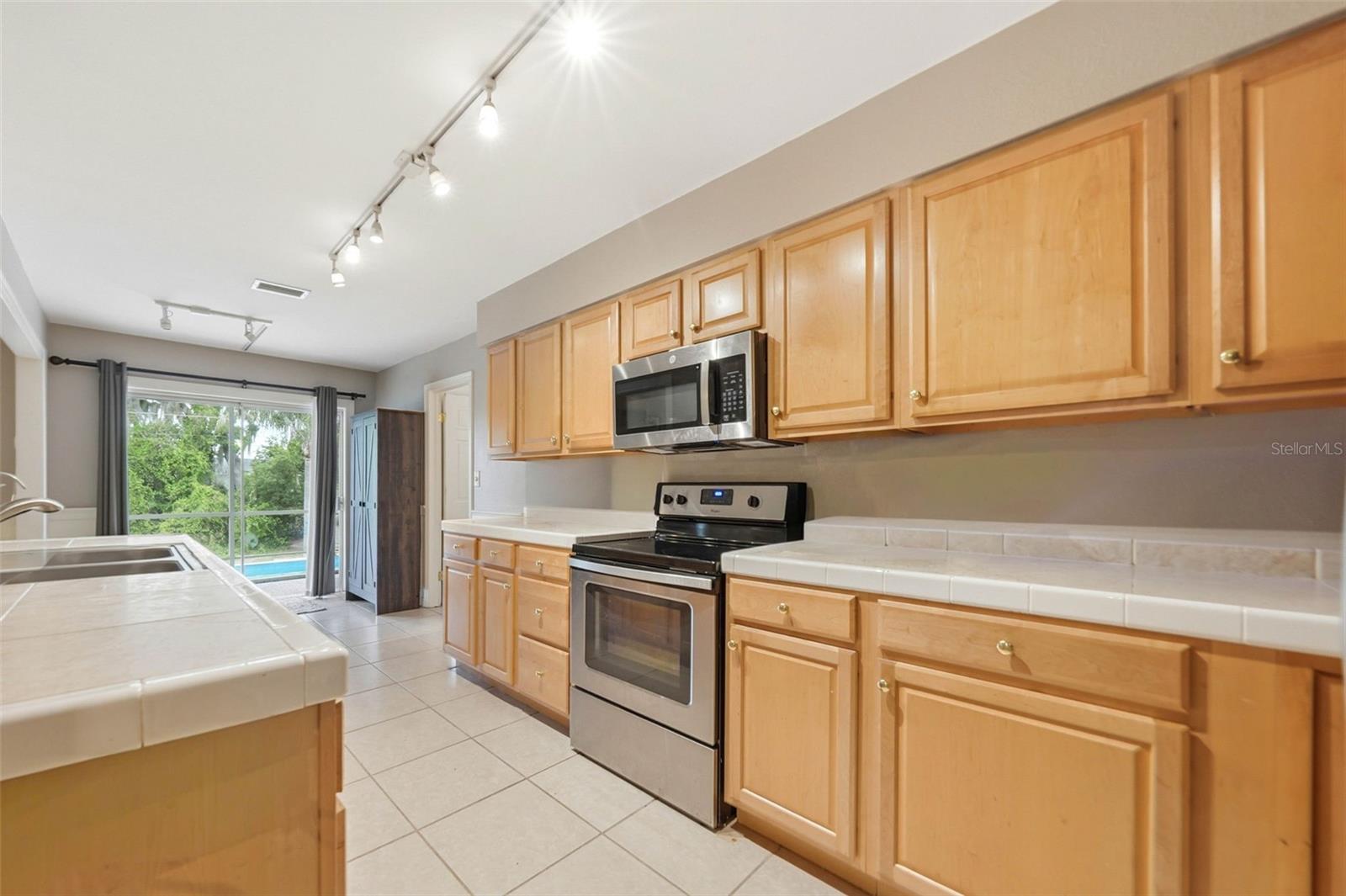 112 E Gardenia St Property Photo 9