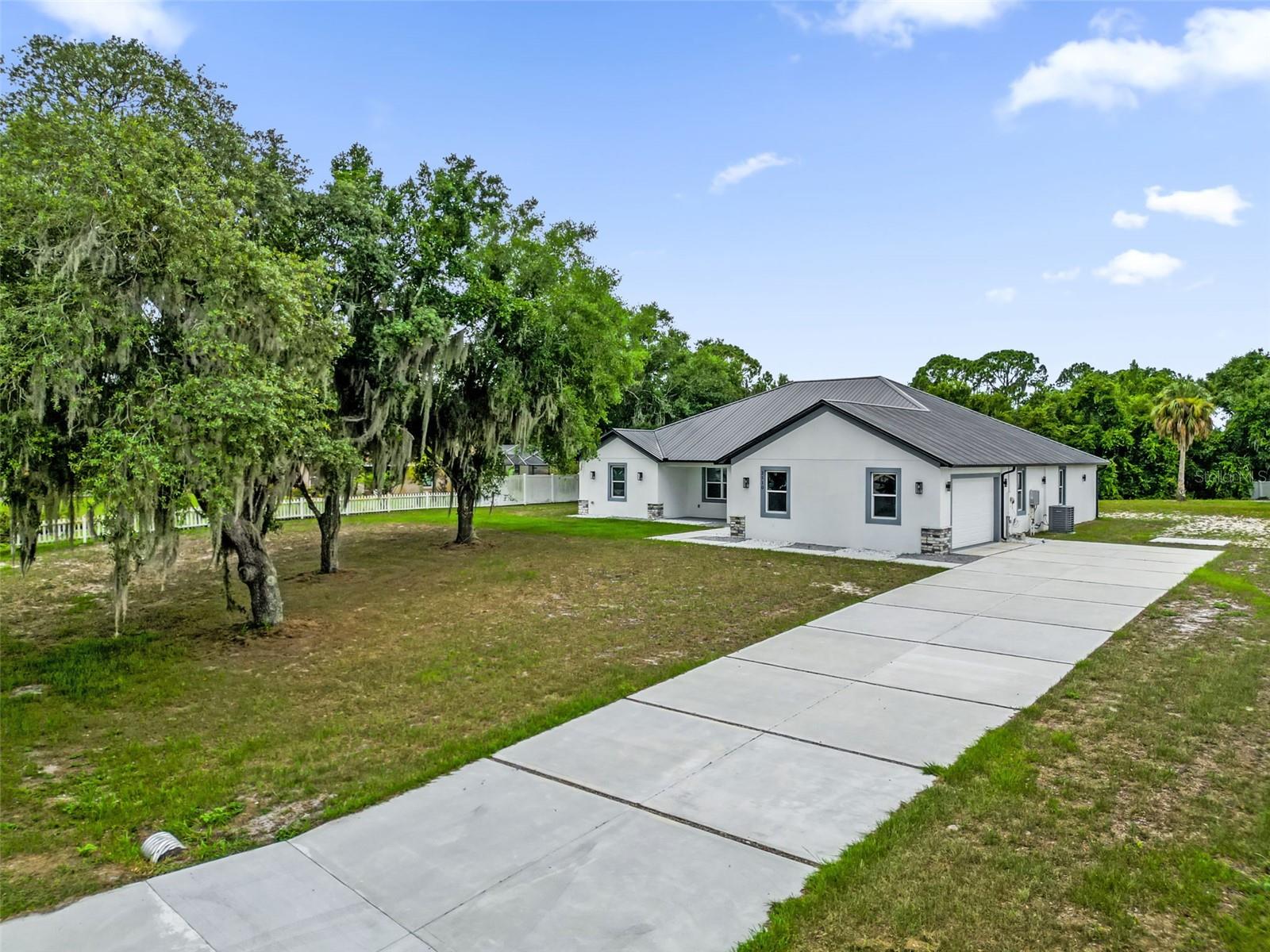 2510 Lake Front Dr Property Photo 3