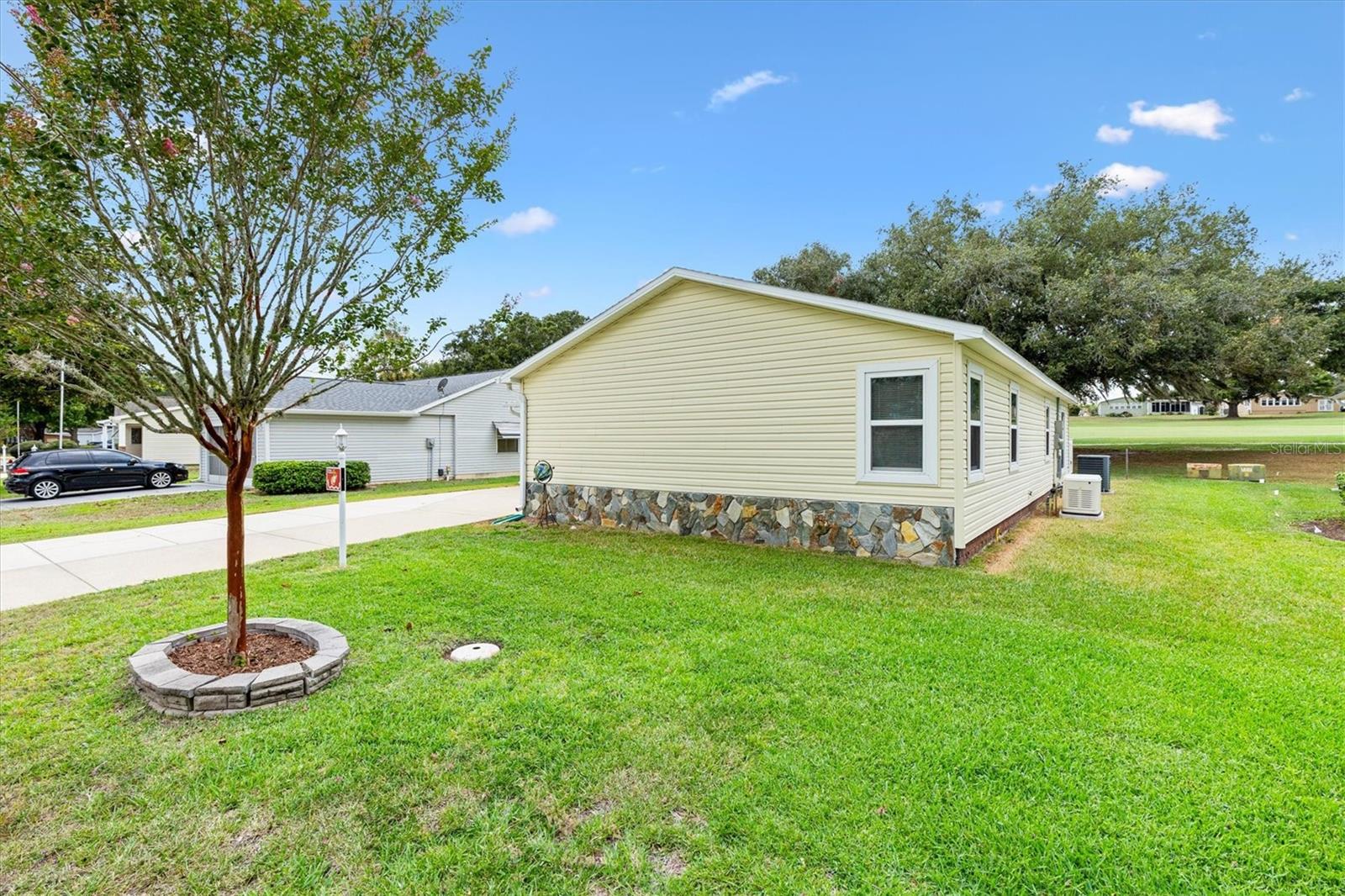 723 Heathrow Ave Property Photo 3
