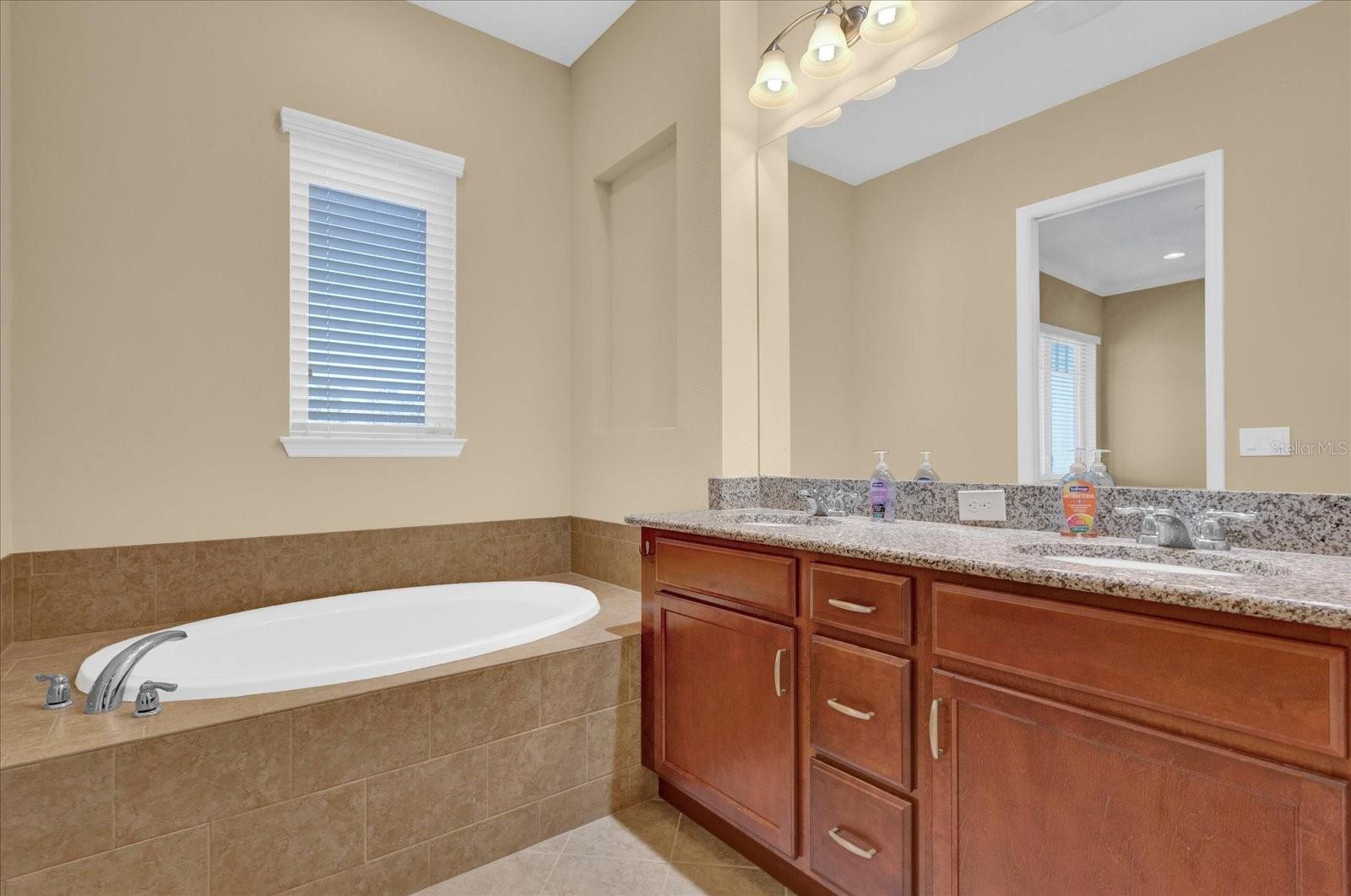 9219 Laureate Blvd Property Photo 14