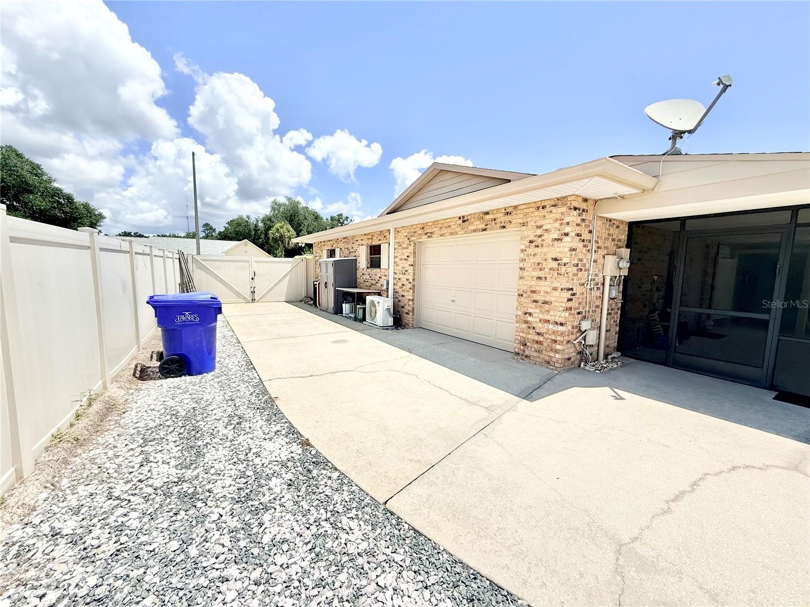 209 W Delaware St Property Photo 52