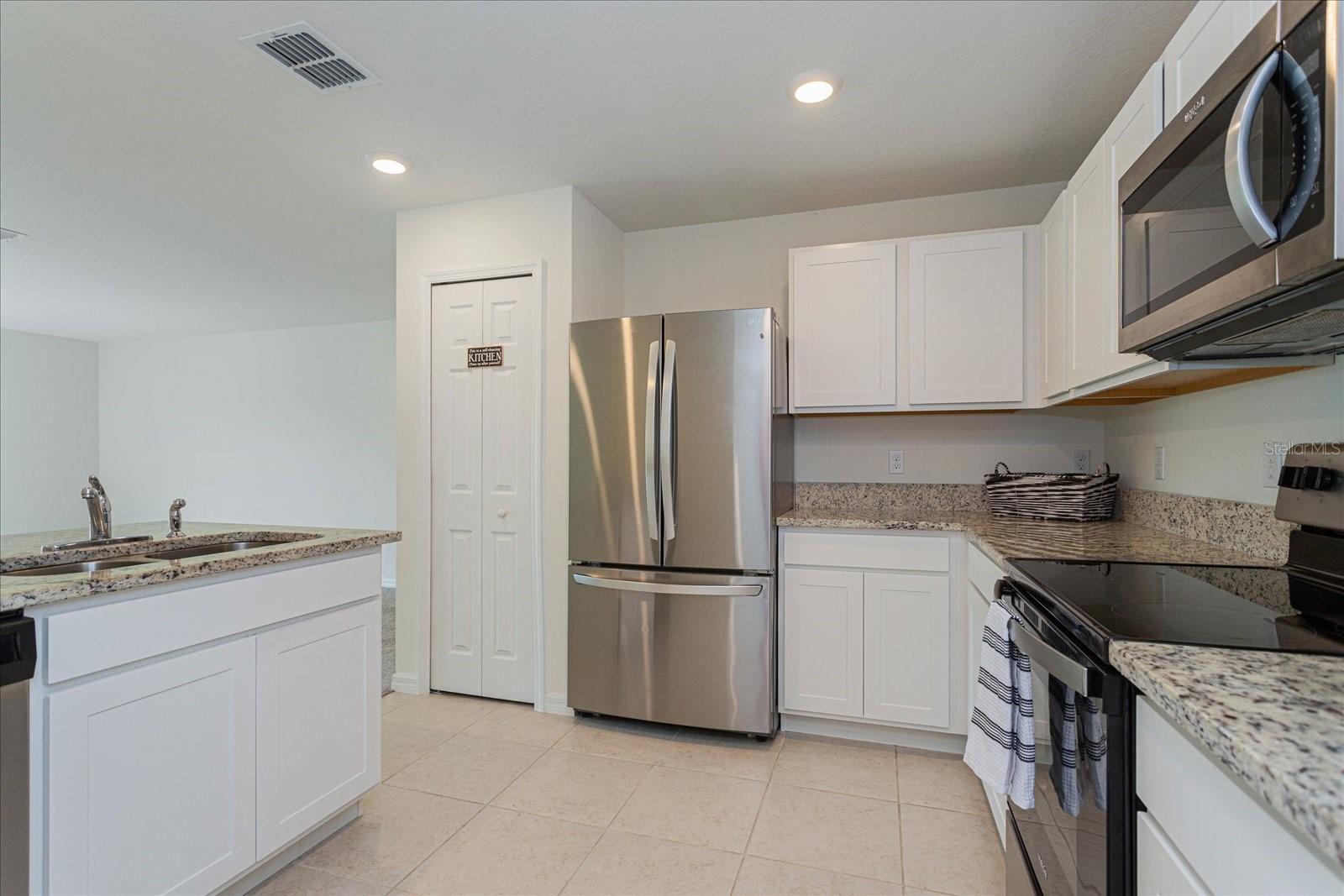 352 Towns Cir Property Photo 7
