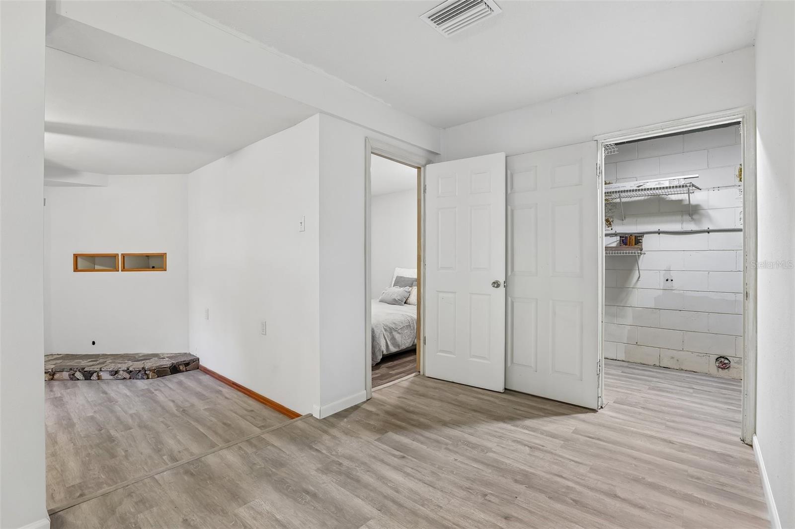 2315 Edgewater Ave Property Photo 16