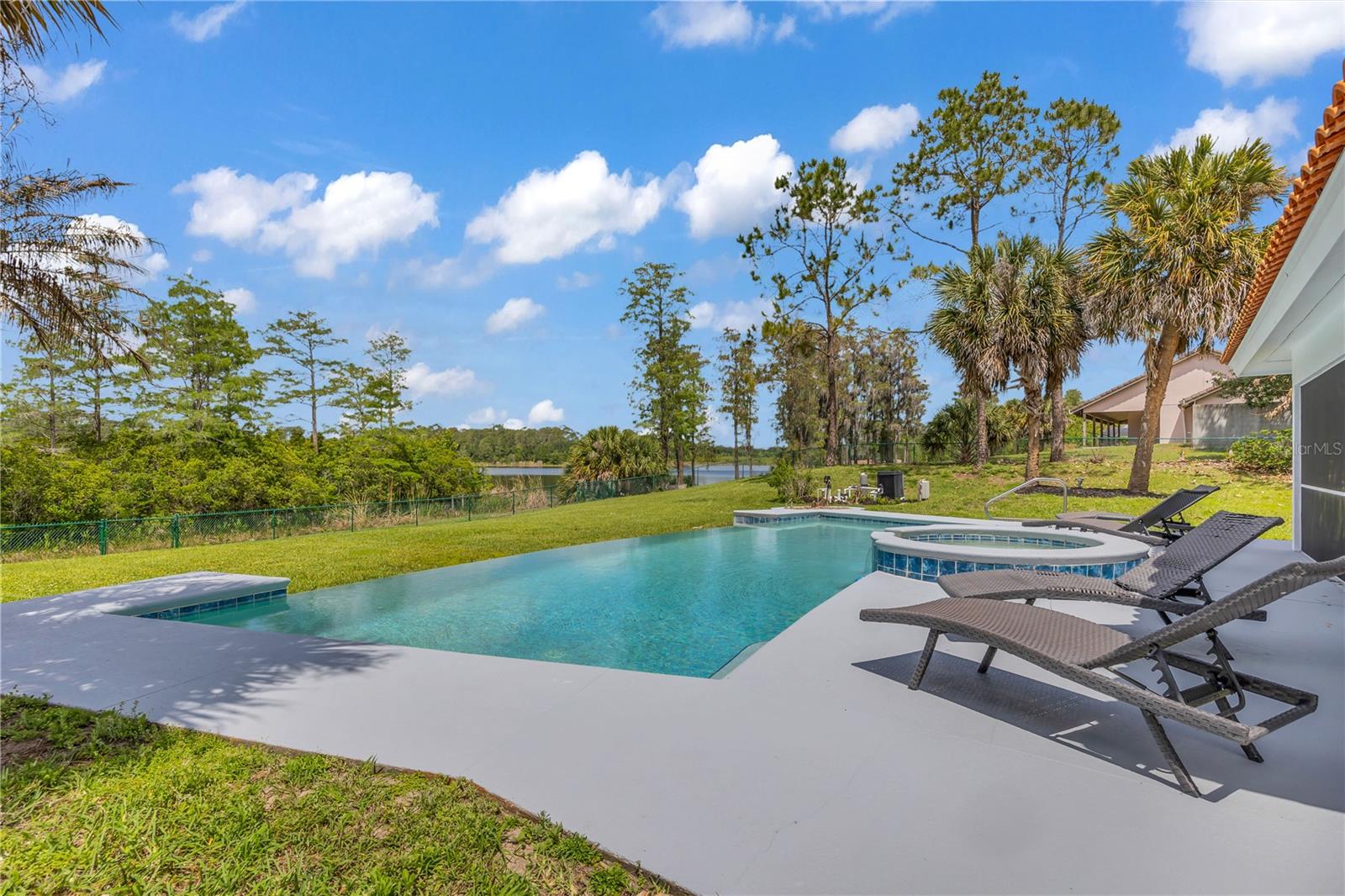 12853 Bellerive Dr Property Photo 8
