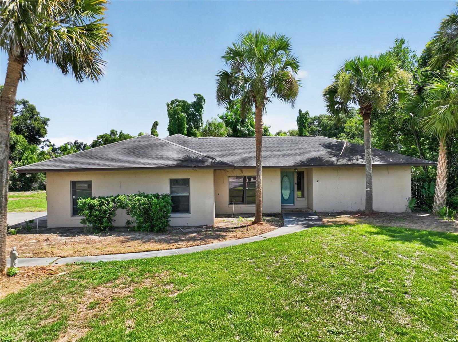 2085 Sussex Dr Property Photo 2