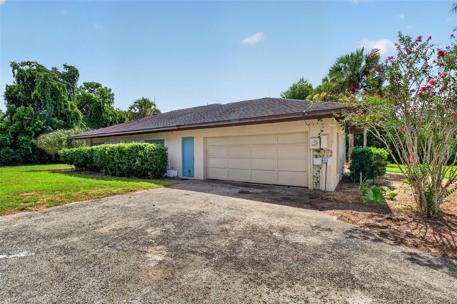 2085 Sussex Dr Property Photo 6