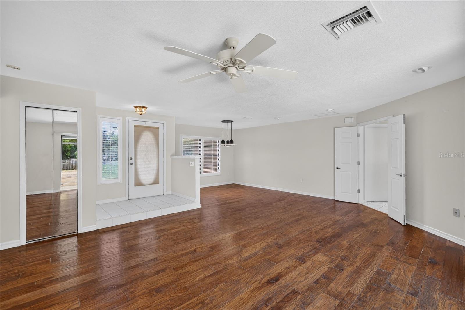 2085 Sussex Dr Property Photo 12