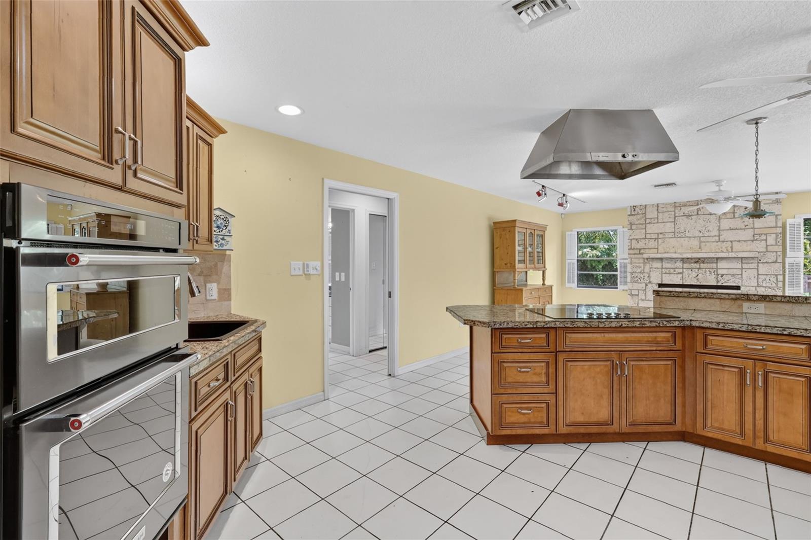 2085 Sussex Dr Property Photo 15
