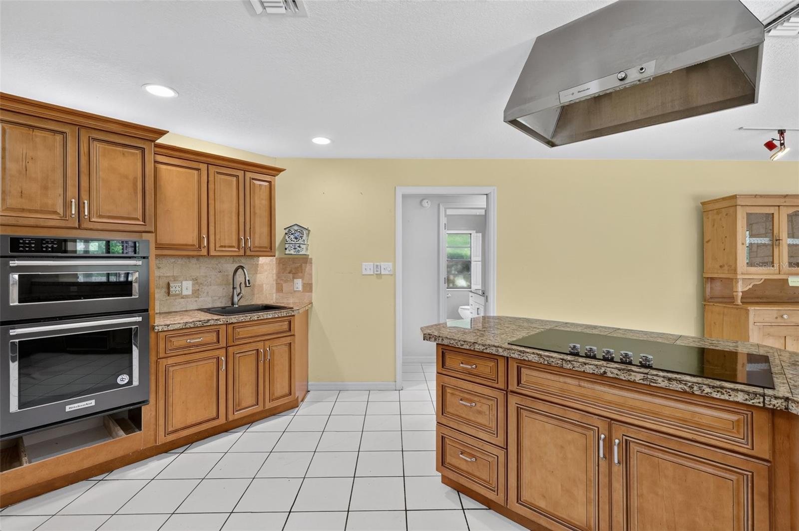 2085 Sussex Dr Property Photo 18