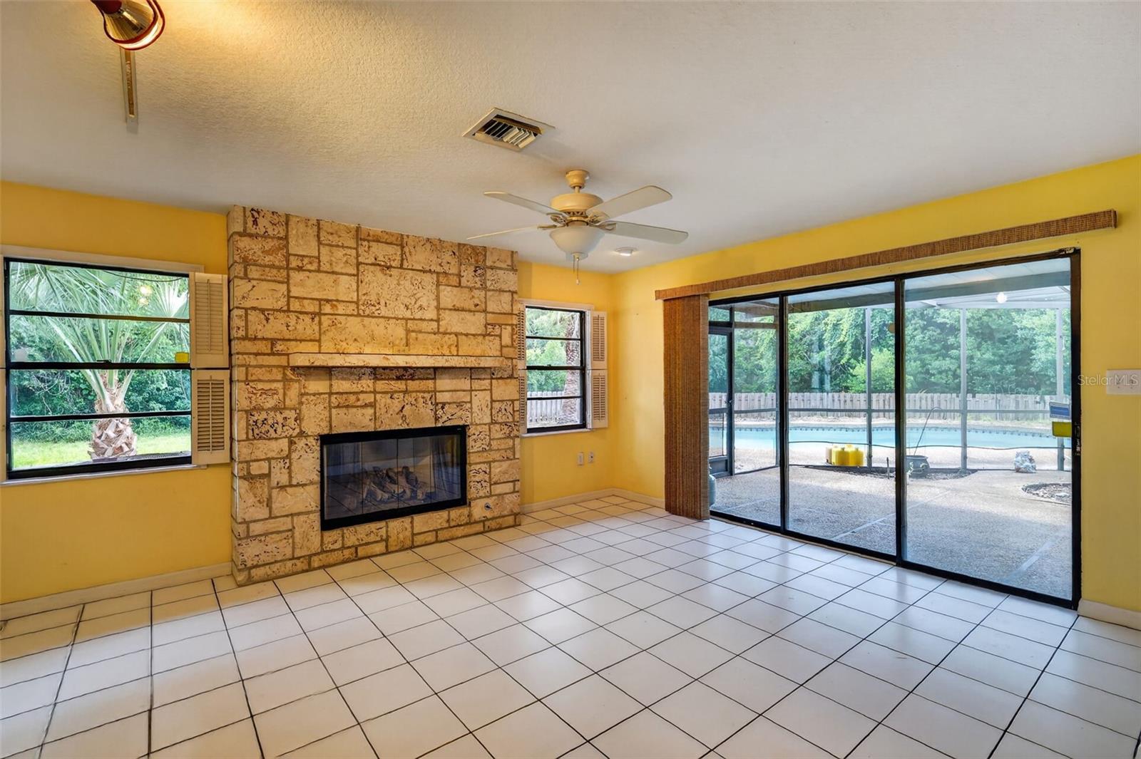 2085 Sussex Dr Property Photo 20