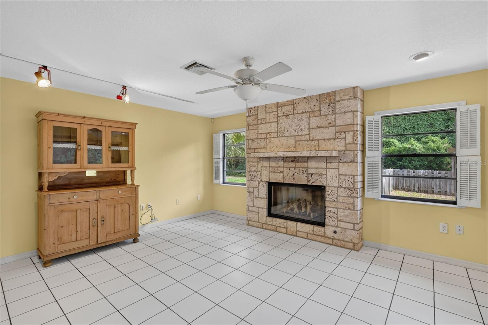 2085 Sussex Dr Property Photo 21