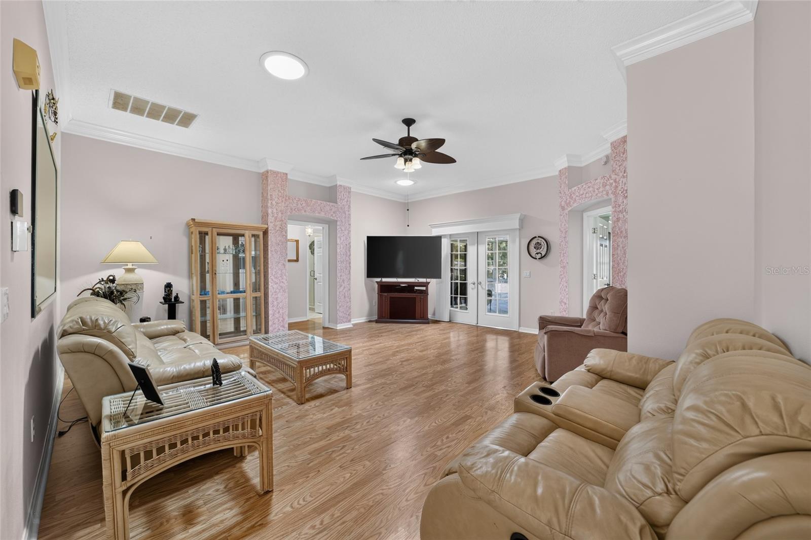 1230 Desilva St Property Photo 4