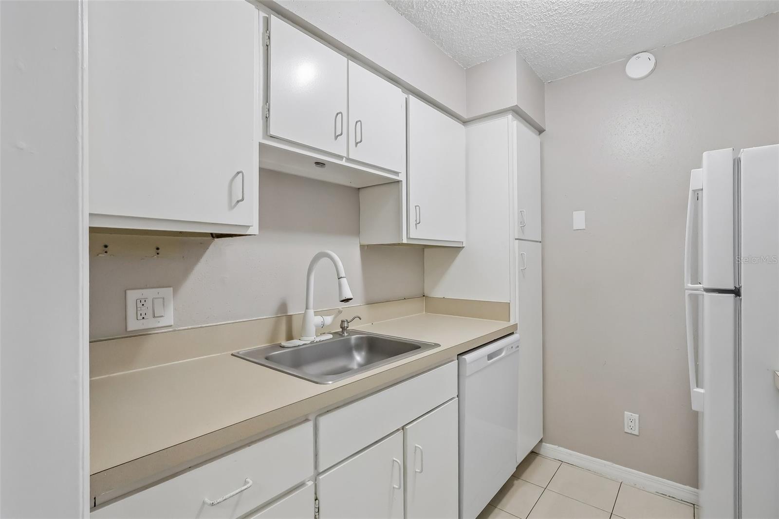 305 Wymore Rd #208 Property Photo 19