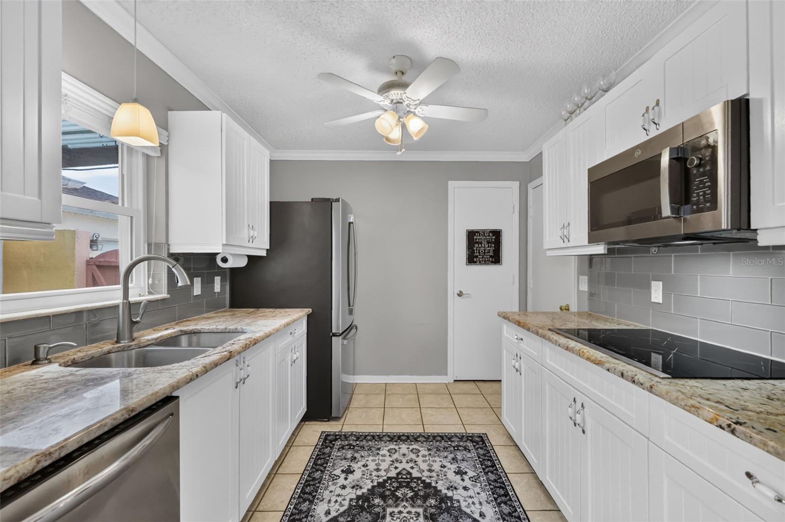 1004 Laredo Ln Property Photo 6