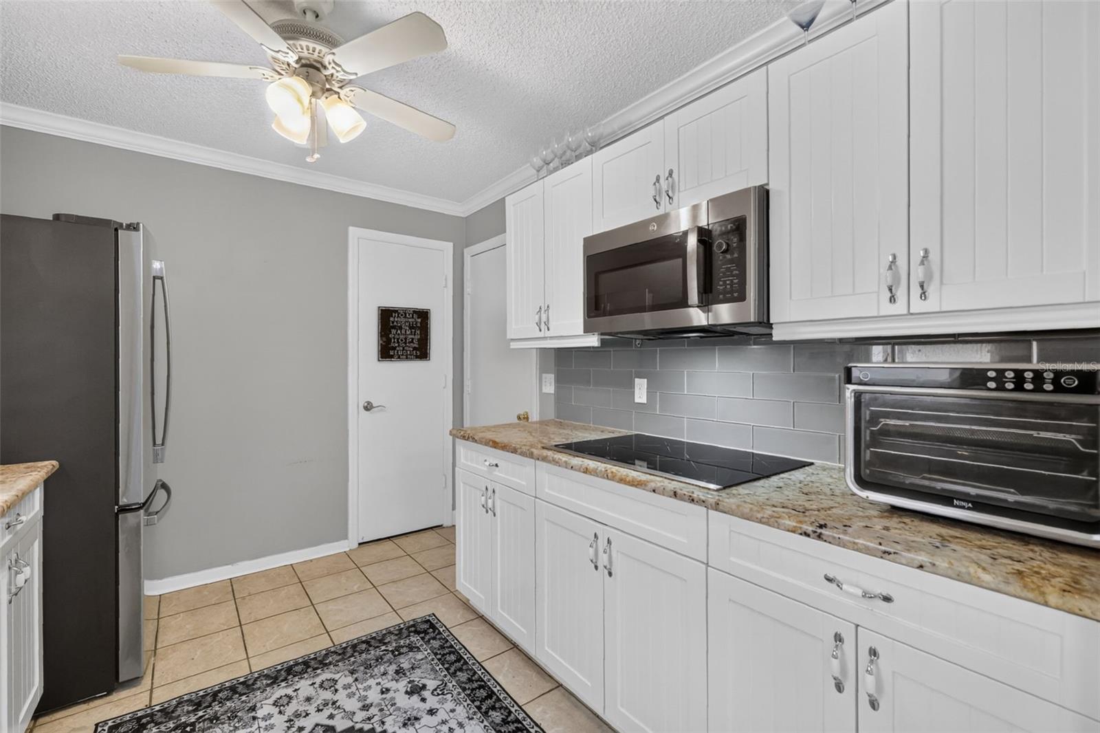 1004 Laredo Ln Property Photo 9