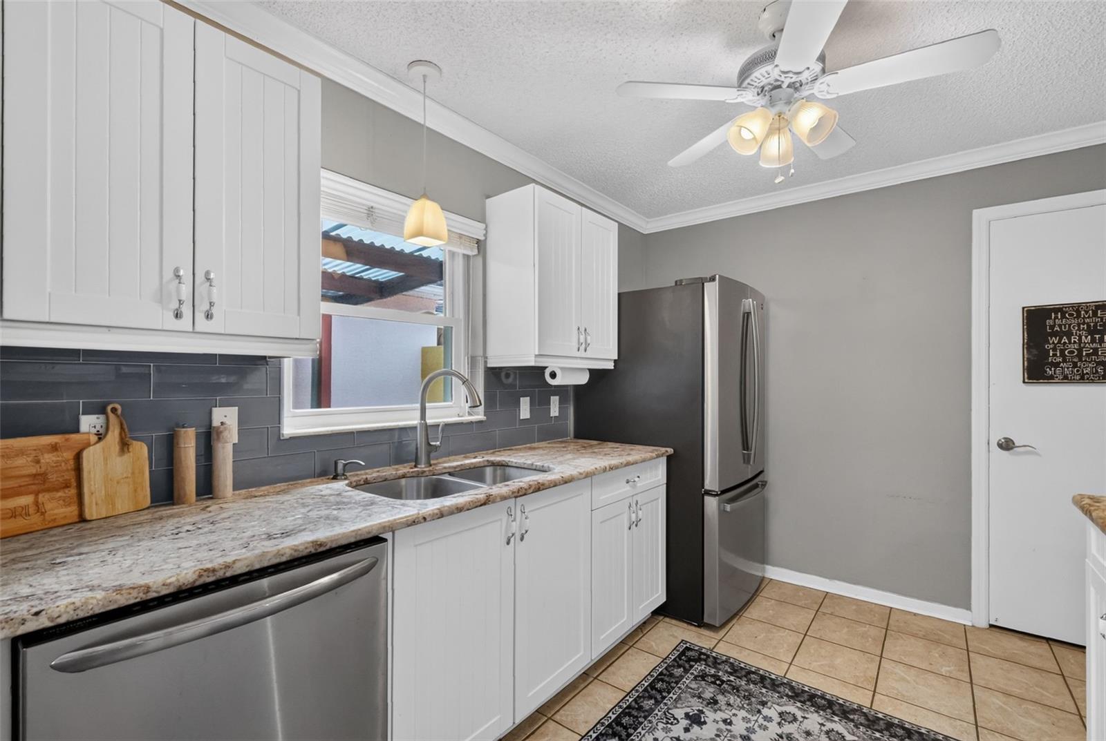 1004 Laredo Ln Property Photo 10