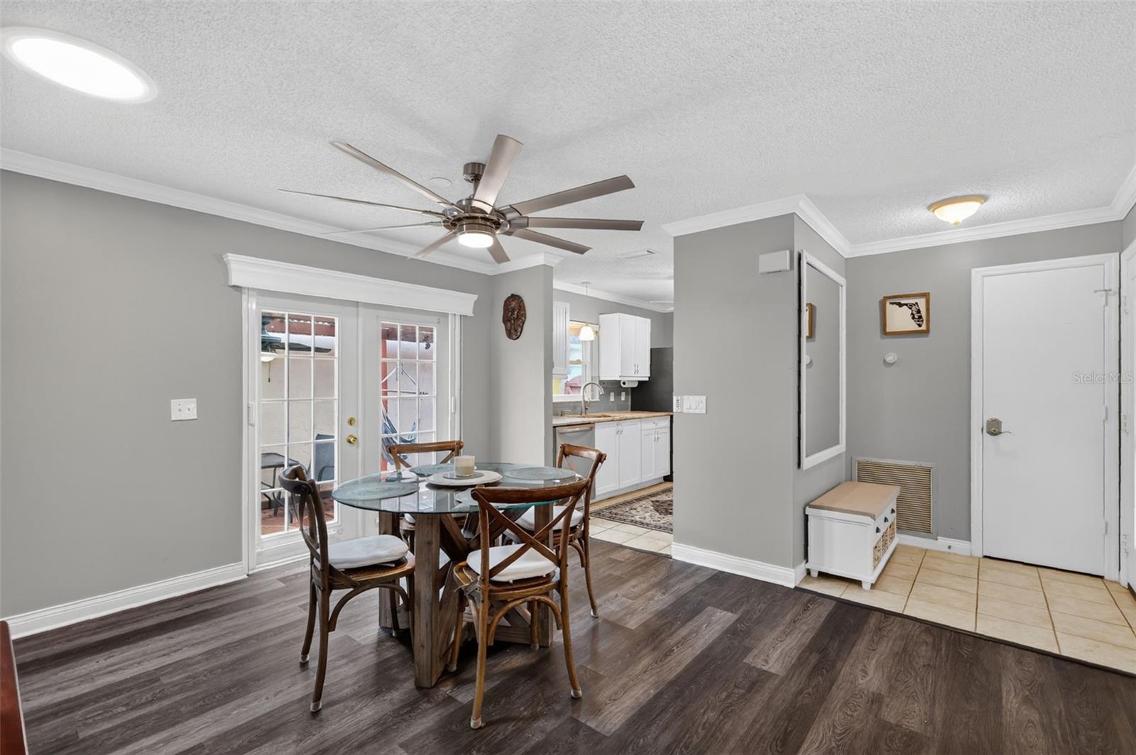 1004 Laredo Ln Property Photo 12