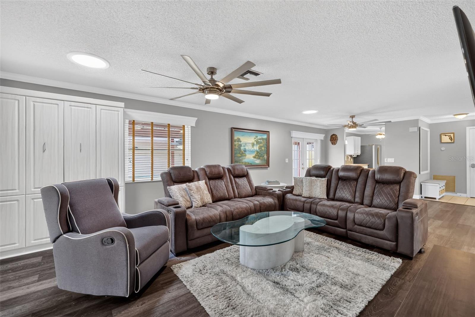 1004 Laredo Ln Property Photo 15