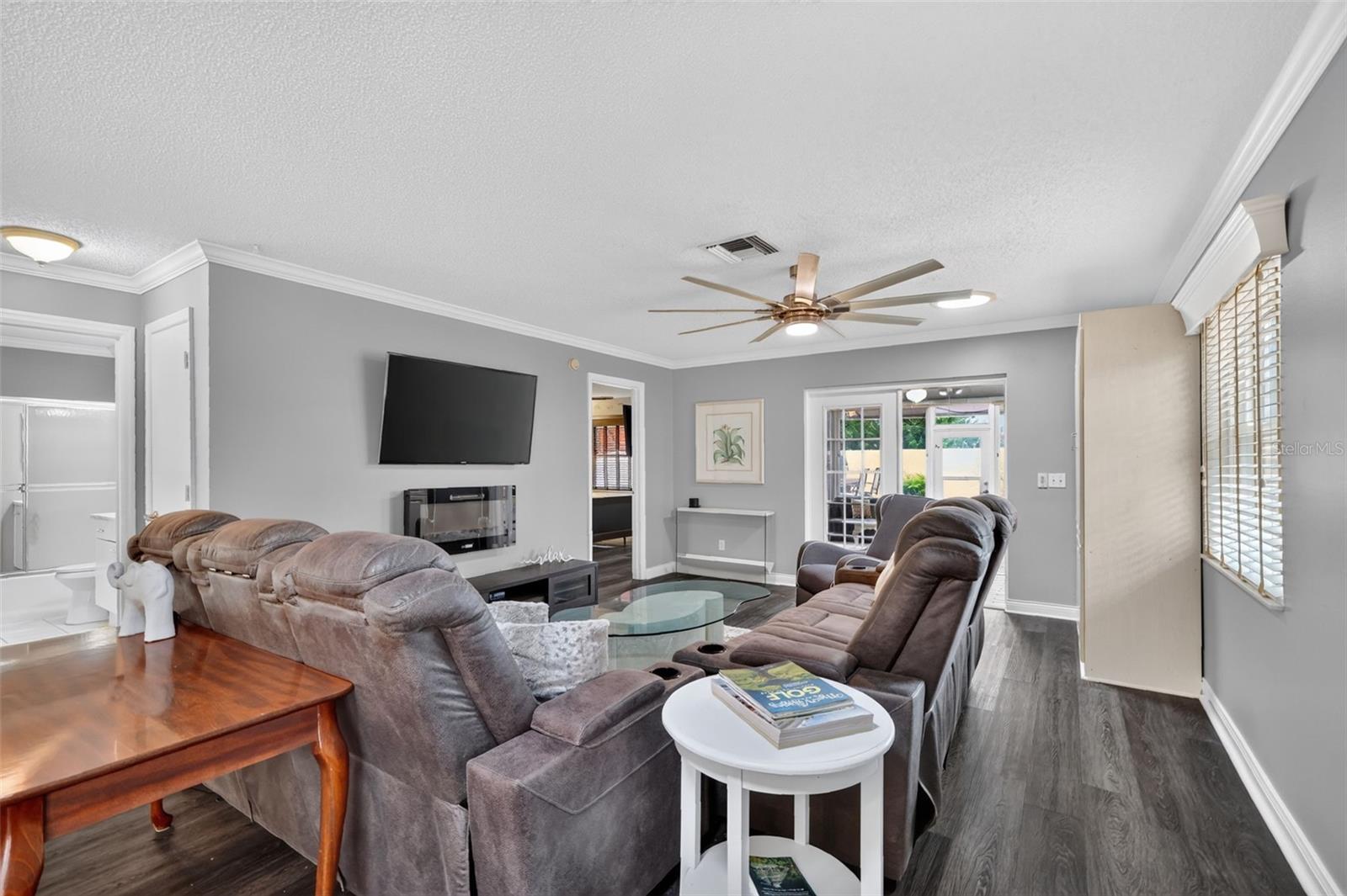 1004 Laredo Ln Property Photo 17
