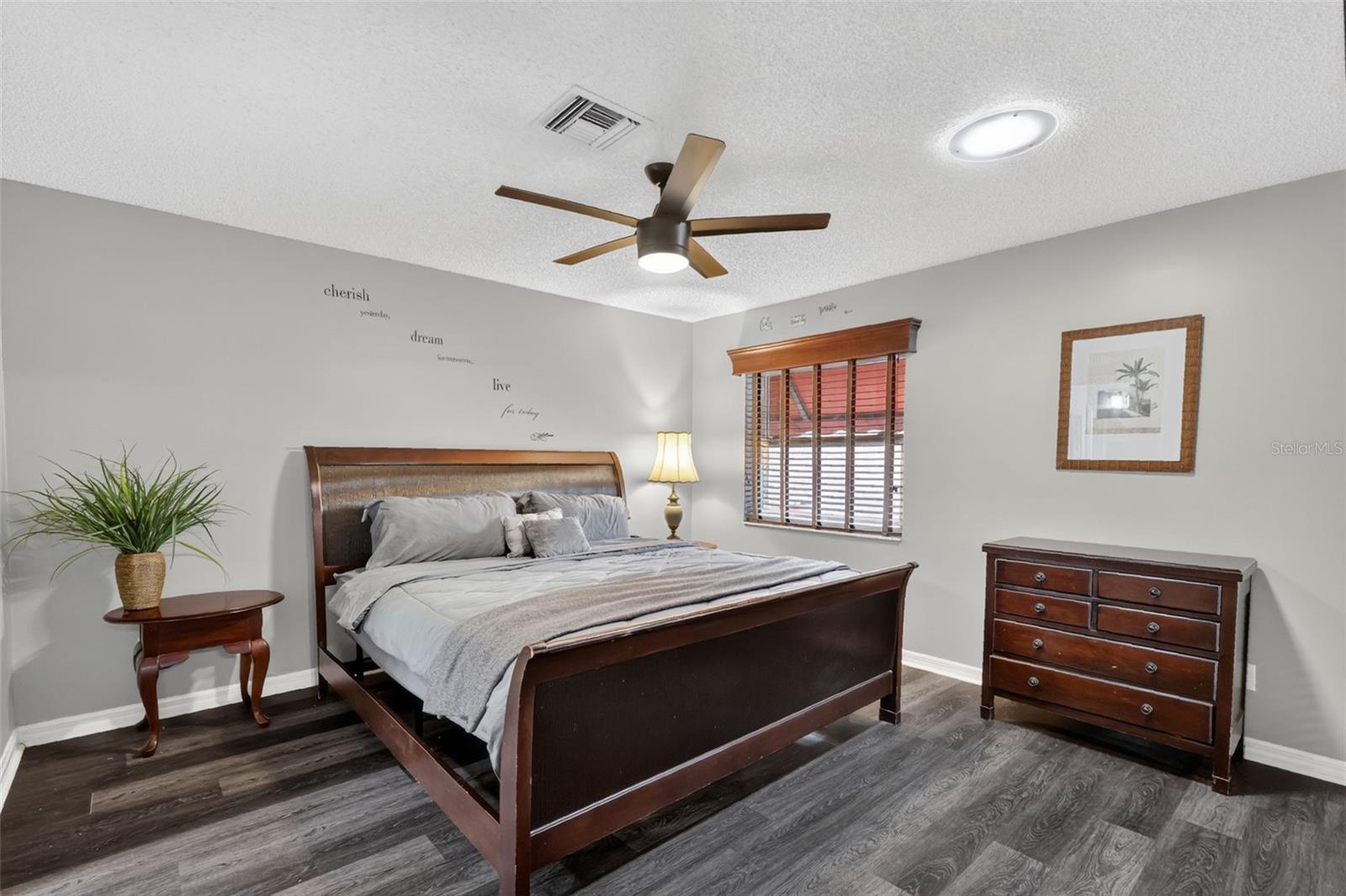 1004 Laredo Ln Property Photo 19