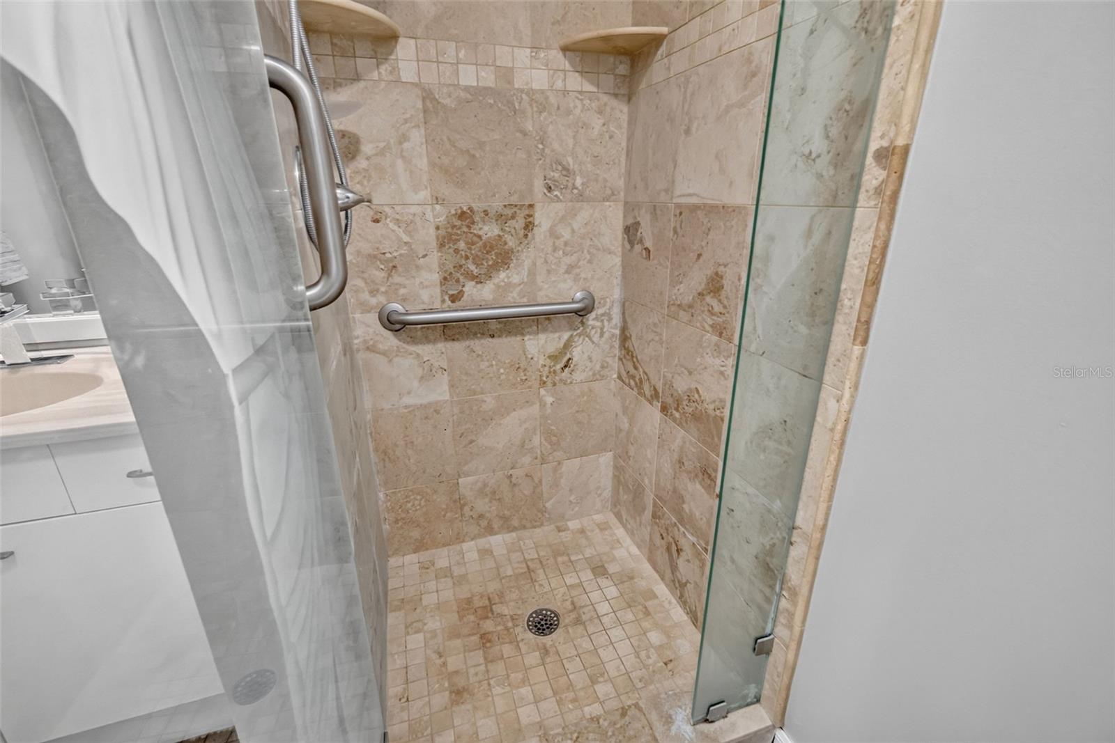 1004 Laredo Ln Property Photo 24