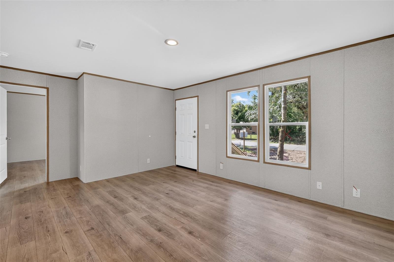 607 Lawrence St Property Photo 4