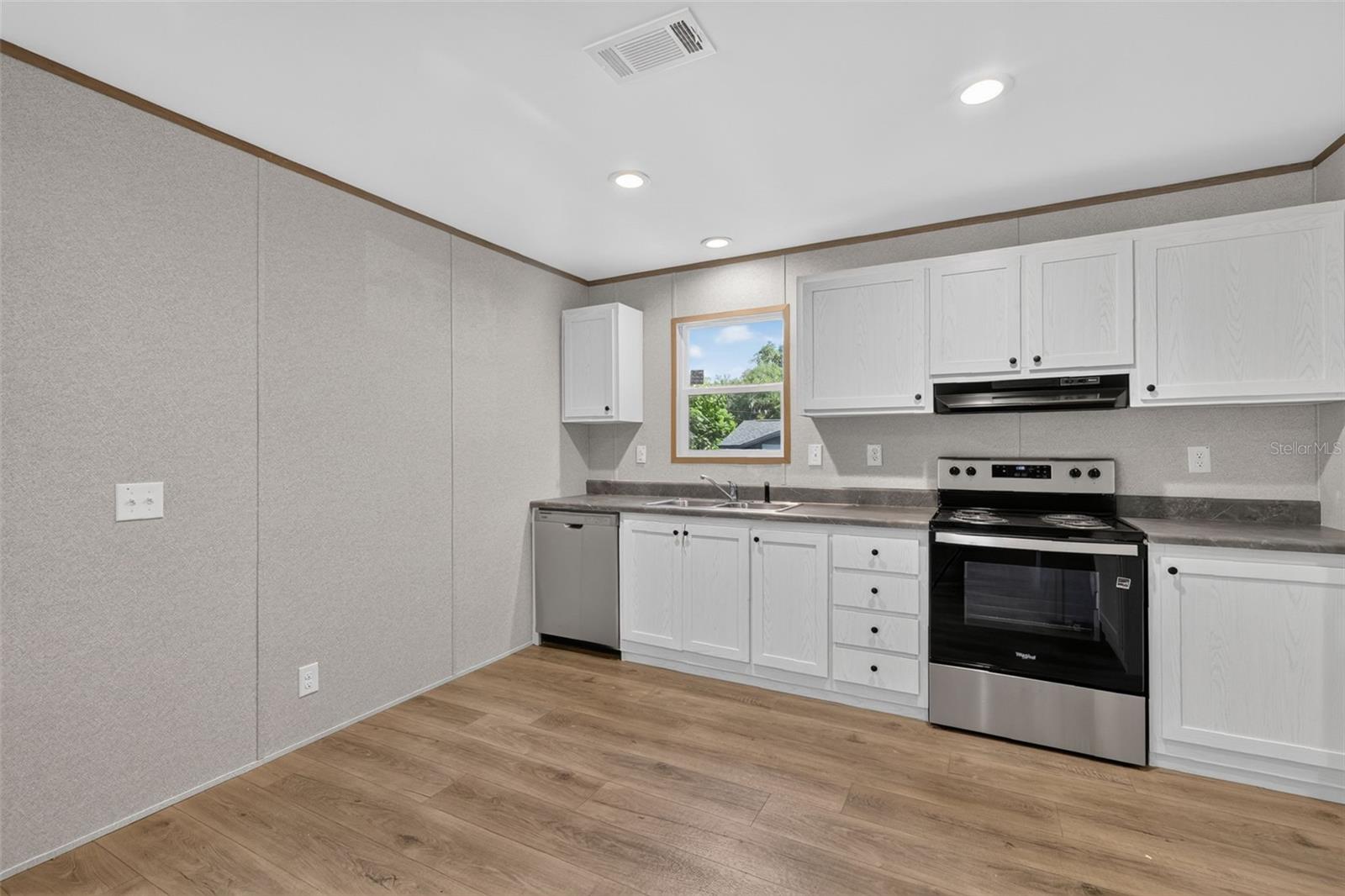 607 Lawrence St Property Photo 10