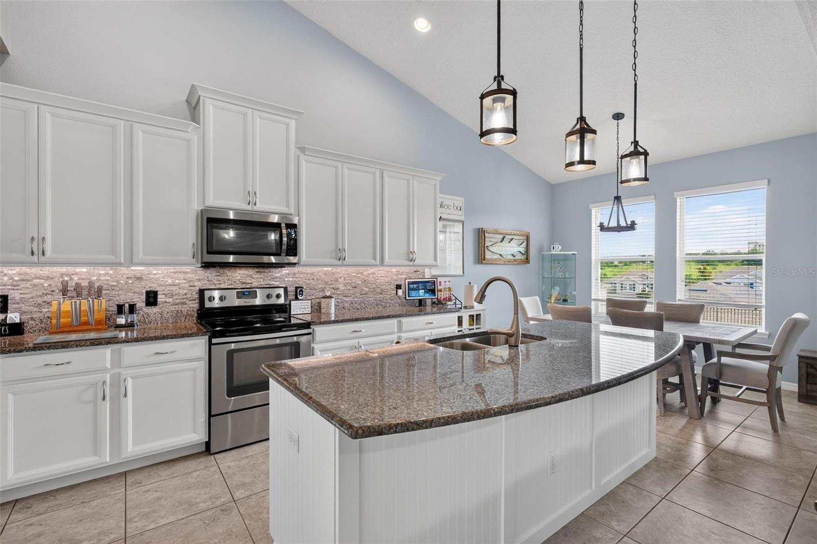 1464 Cabot Dr Property Photo 4