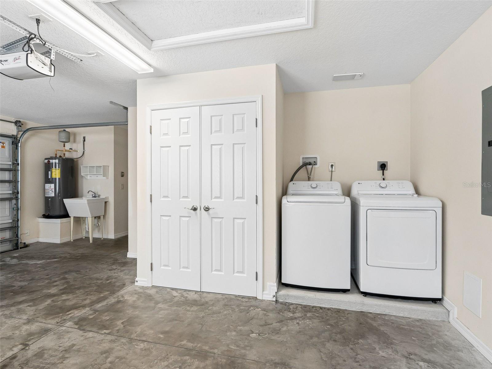 2877 Feustel Ave Property Photo 32
