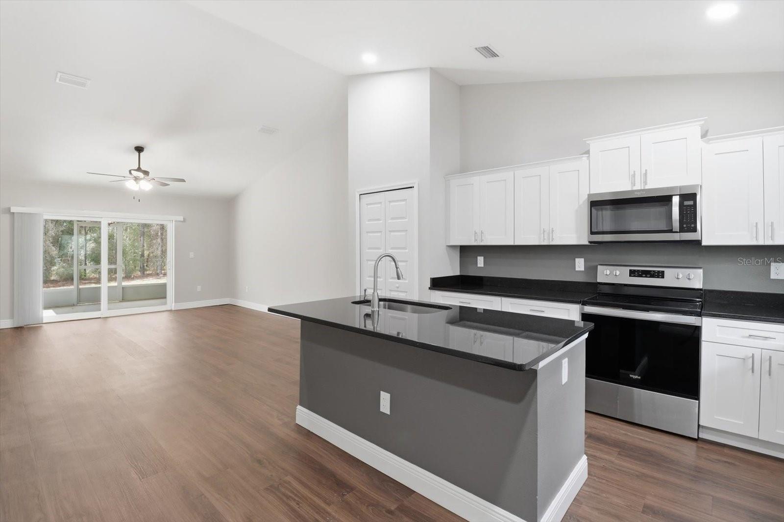 9144/9146 N Peachtree Way Property Photo 4