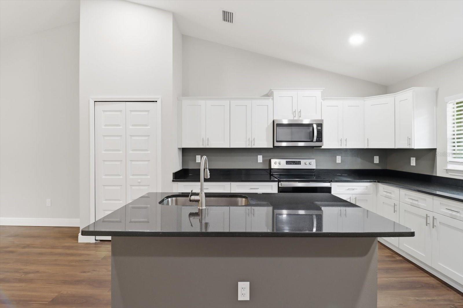 9144/9146 N Peachtree Way Property Photo 5