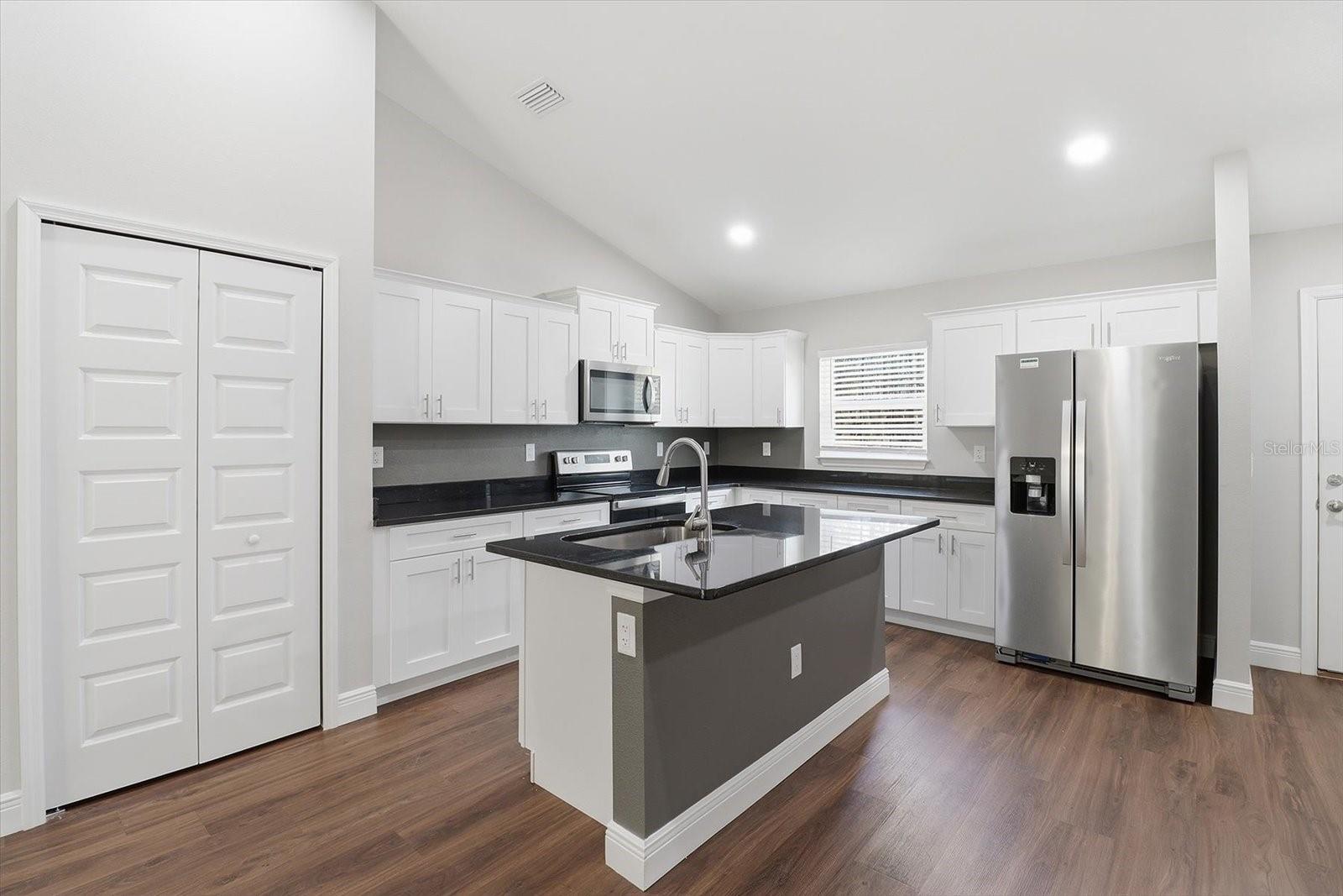 9144/9146 N Peachtree Way Property Photo 6