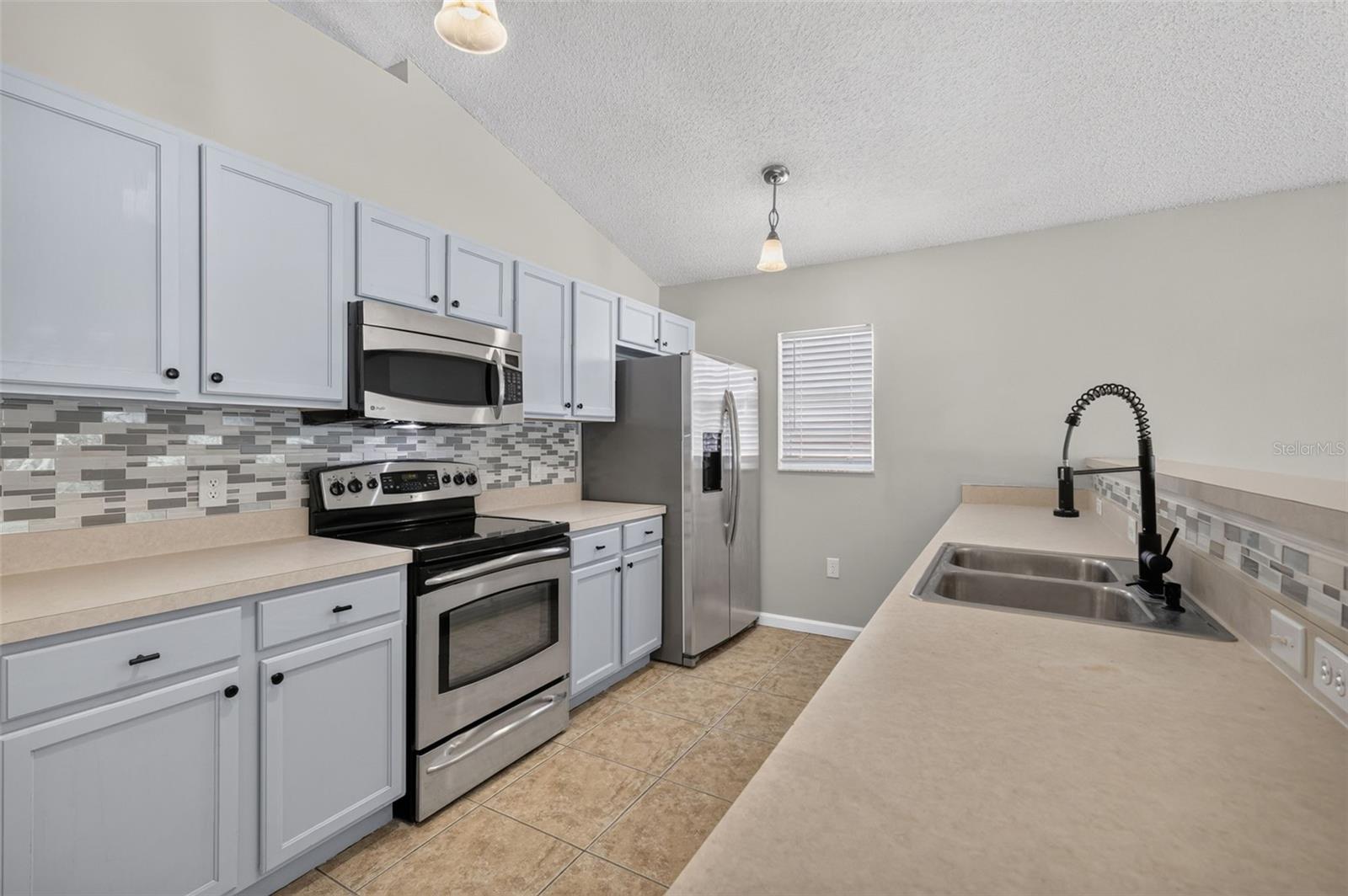 2225 Sandridge Cir Property Photo 3