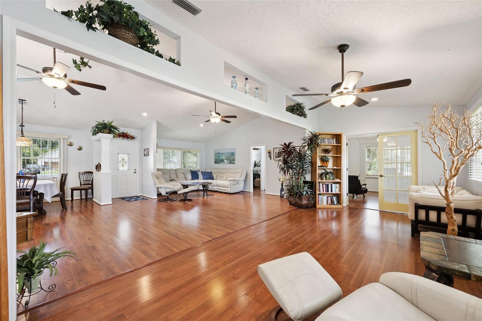 480 Lake Forest Cir Property Photo 7