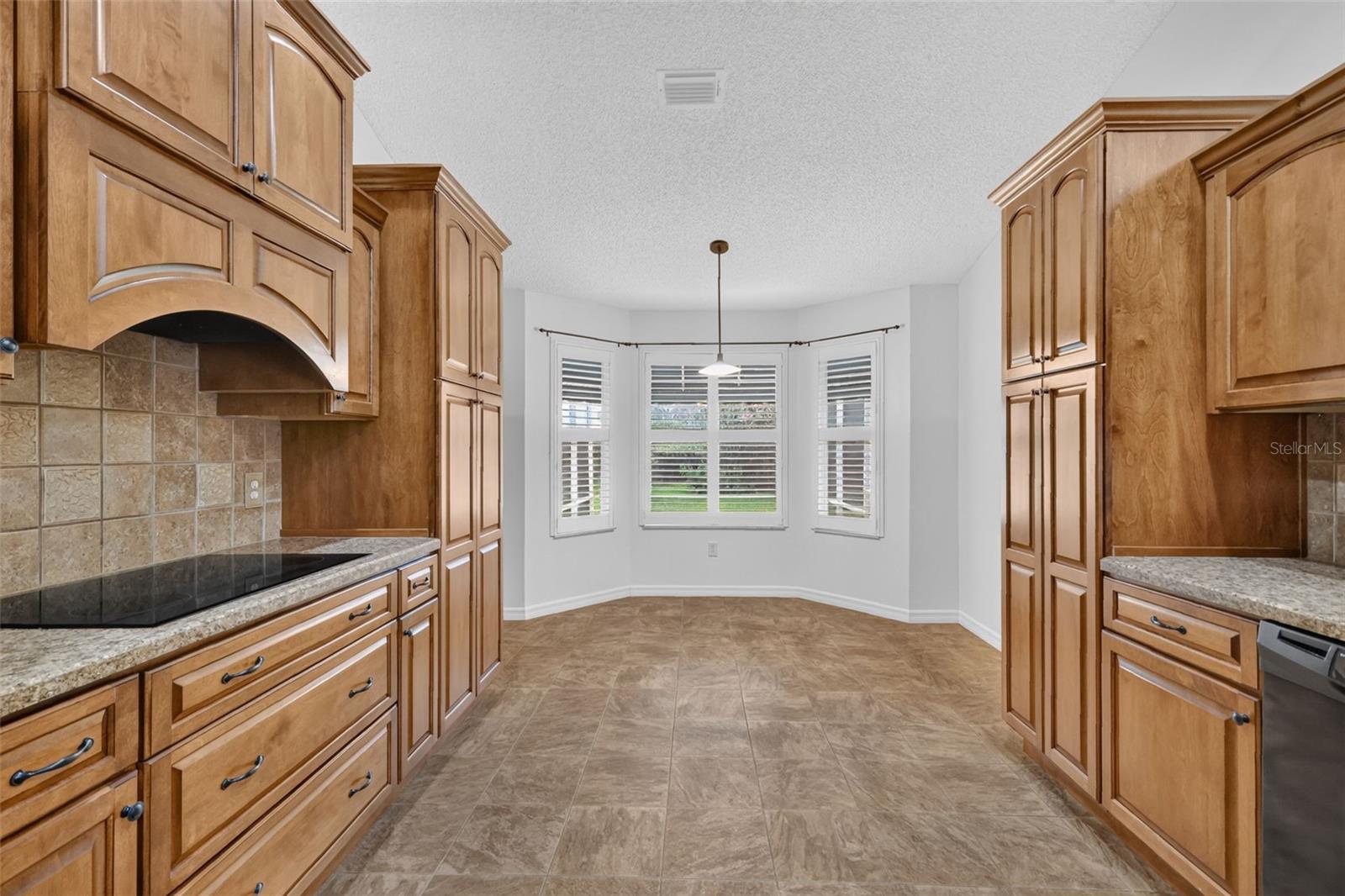 1557 Oak Forest Dr Property Photo 9