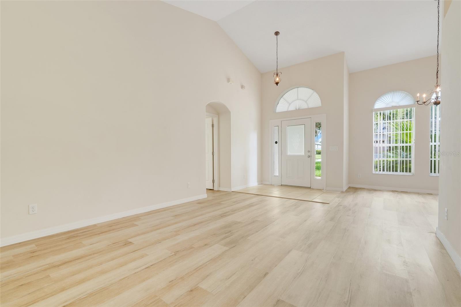 12900 Cloverdale Ln Property Photo 6