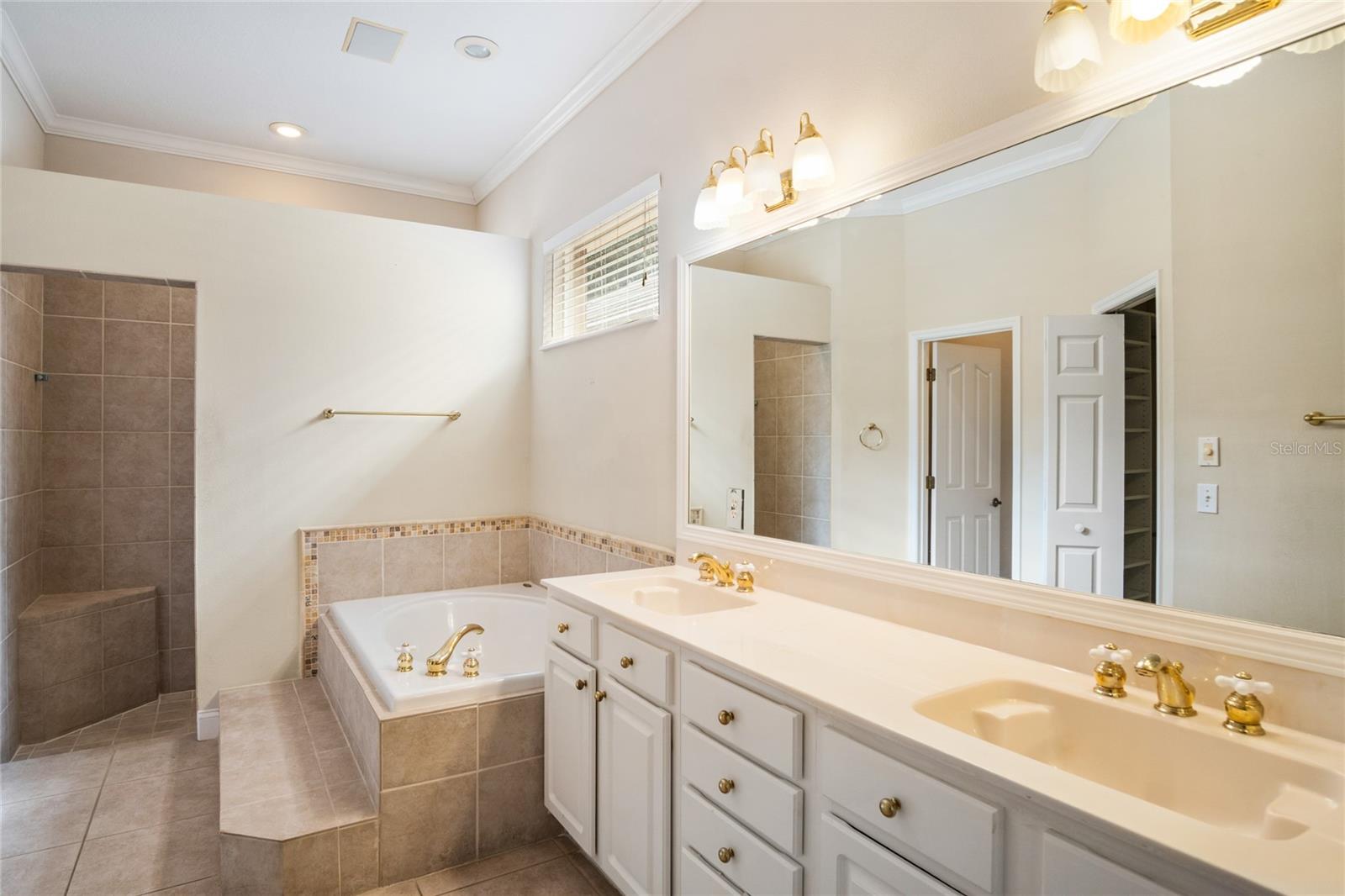 10734 Woodchase Cir Property Photo 14