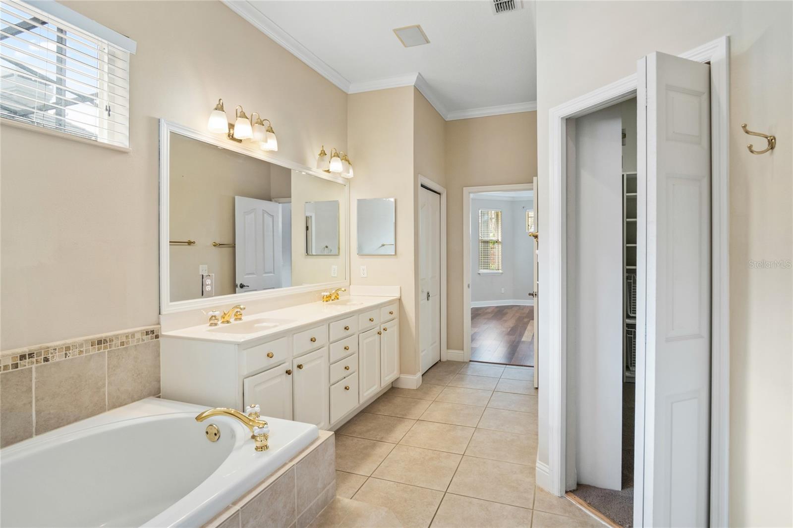10734 Woodchase Cir Property Photo 15