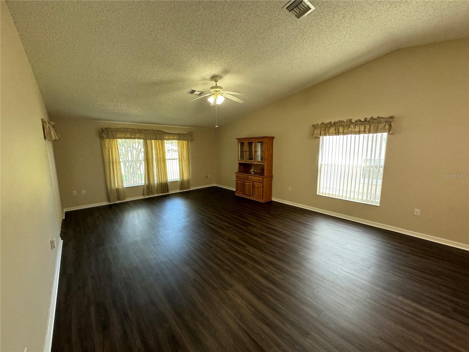 545 Golfview Ct Property Photo 3